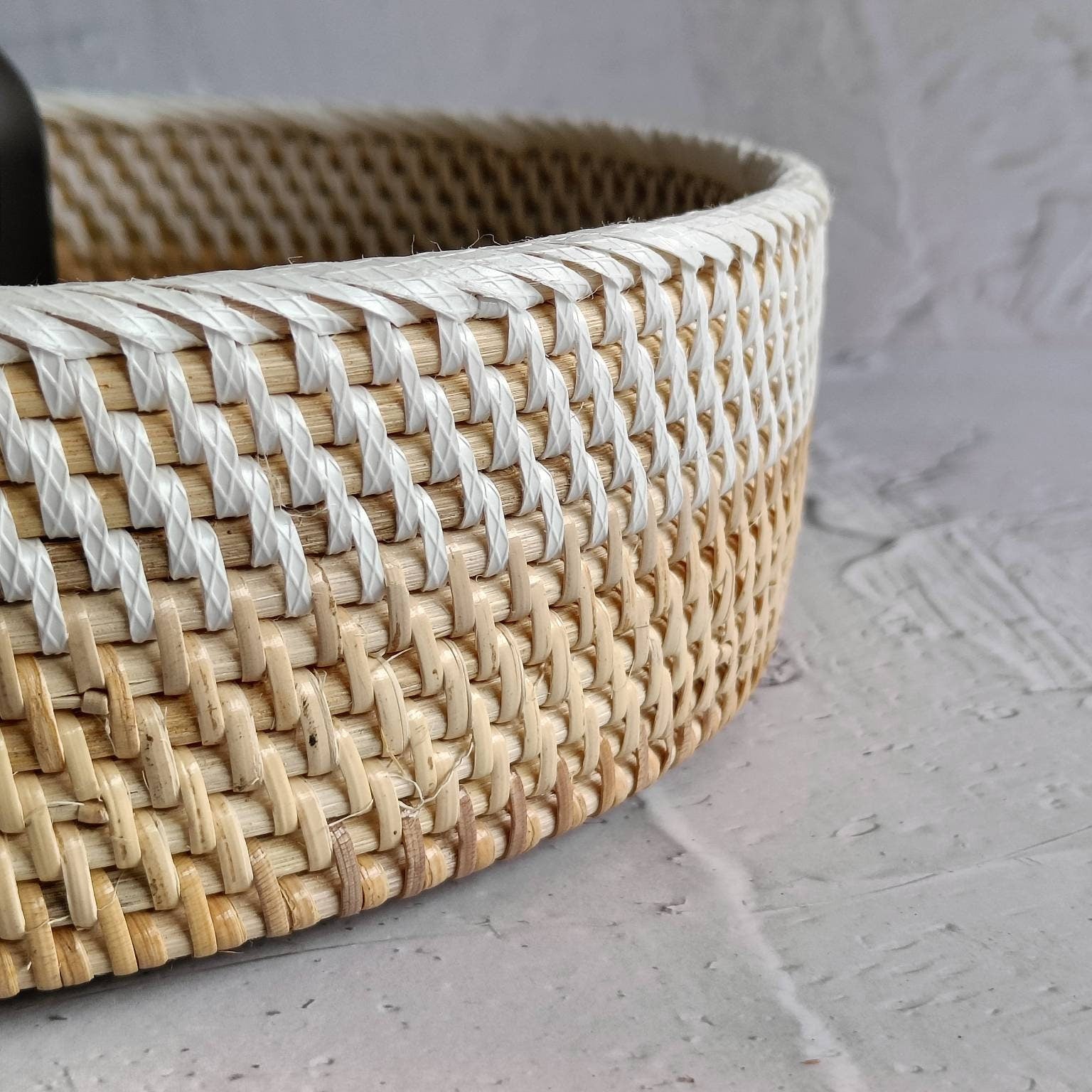 Beige and White Woven Rattan Tray - 25cm & 30cm Decorative Serving Tray for Coffee Table, Boho Home Decor Organizer