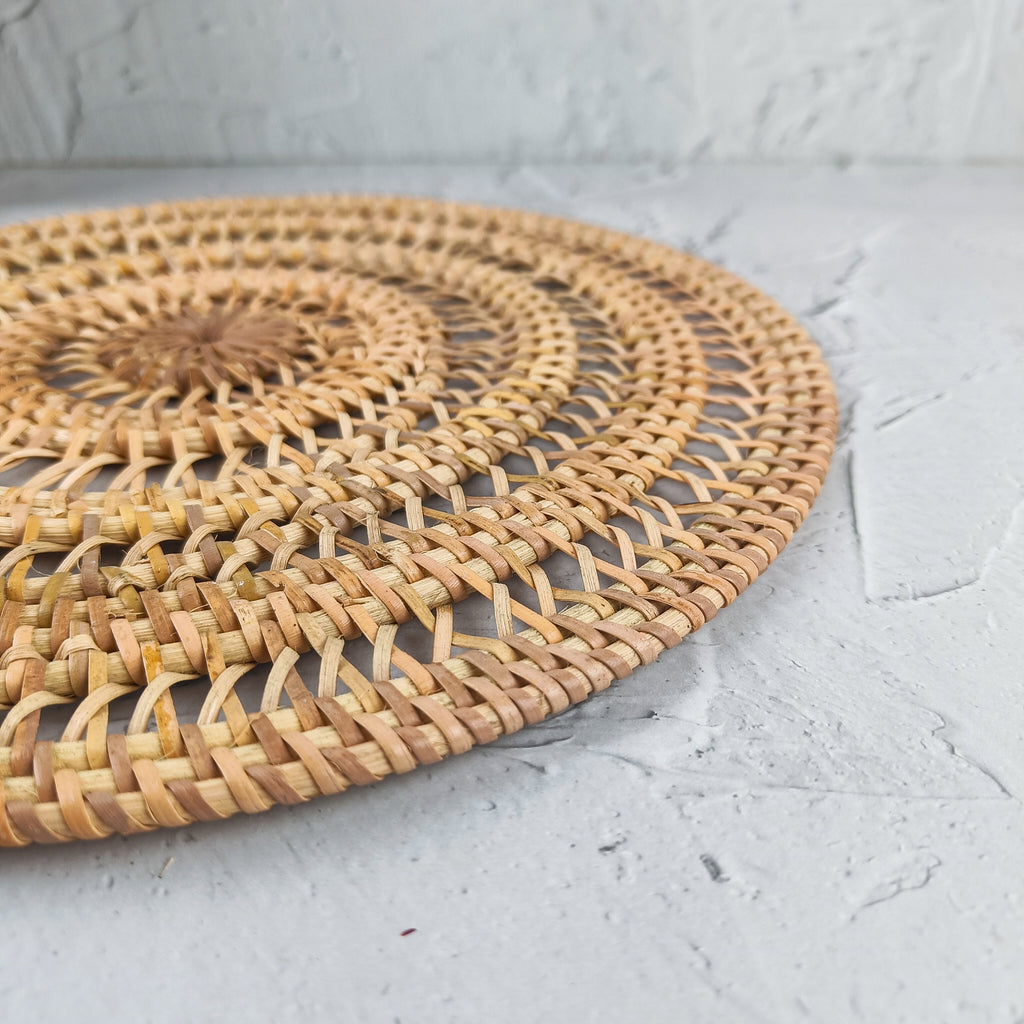 Set of 4 Spiral Handwoven Round Rattan Placemats, Straw Serving Mat, Rustic Decoration, Natural Kitchen Decor for Table