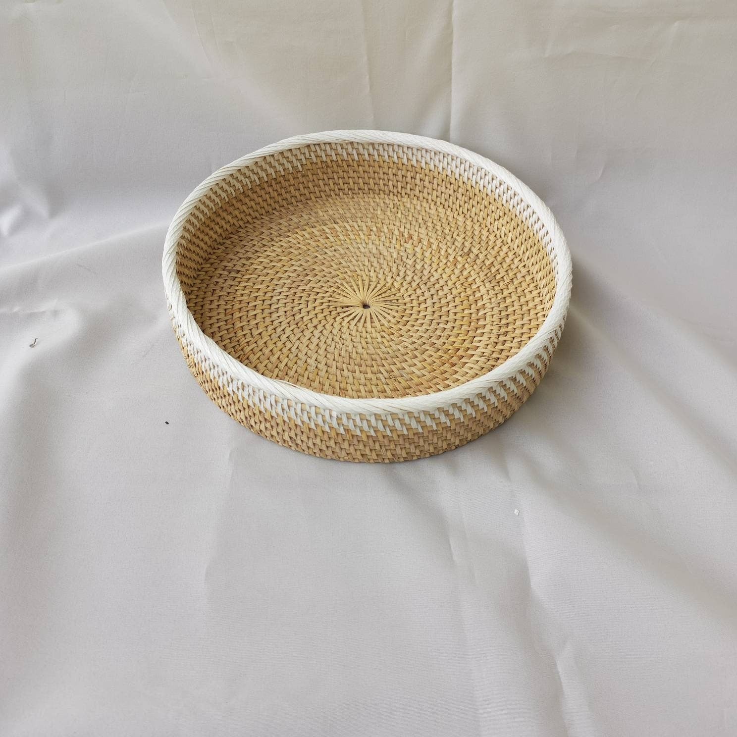 Beige and White Woven Rattan Tray - 25cm & 30cm Decorative Serving Tray for Coffee Table, Boho Home Decor Organizer