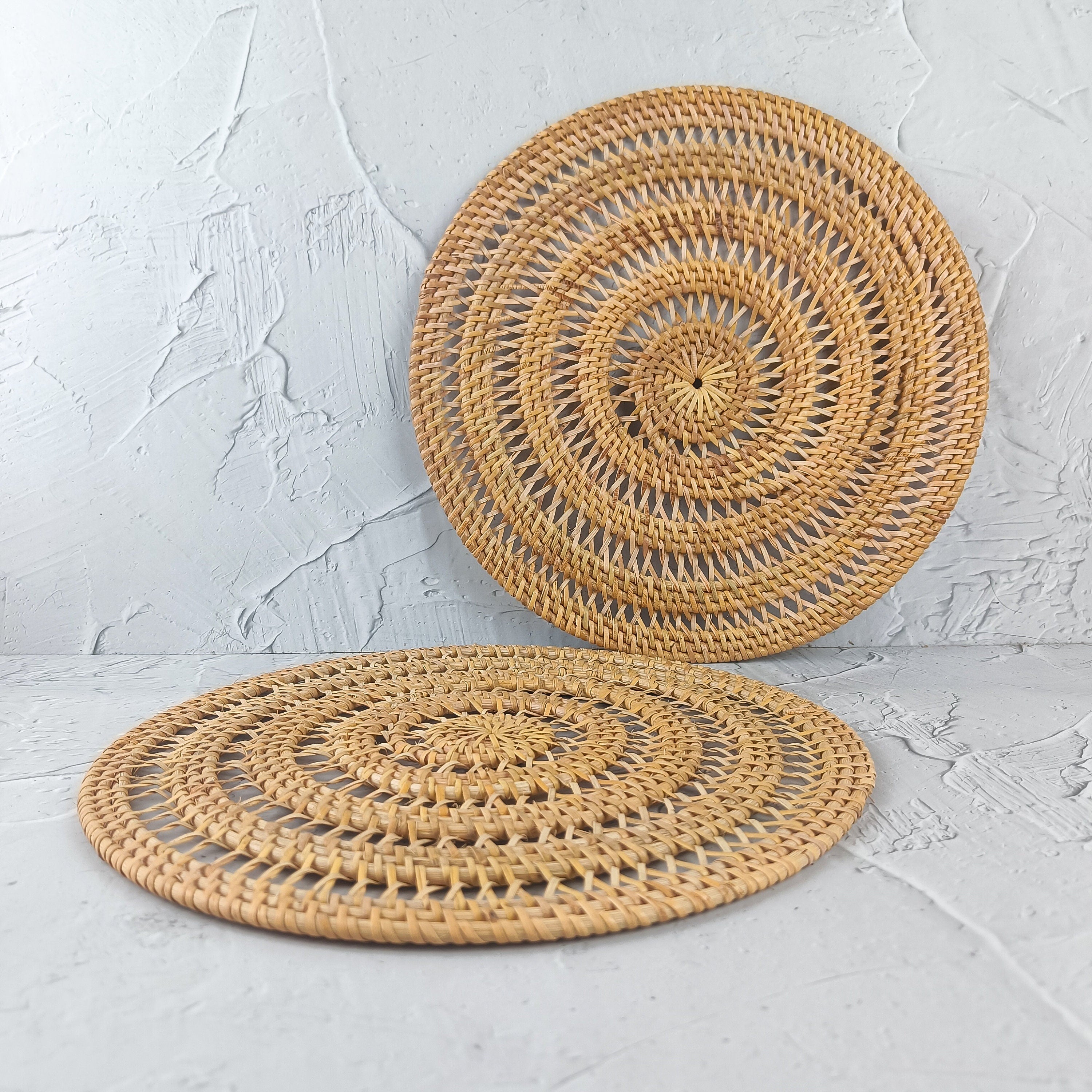 Set of 4 Spiral Handwoven Round Rattan Placemats, Straw Serving Mat, Rustic Decoration, Natural Kitchen Decor for Table
