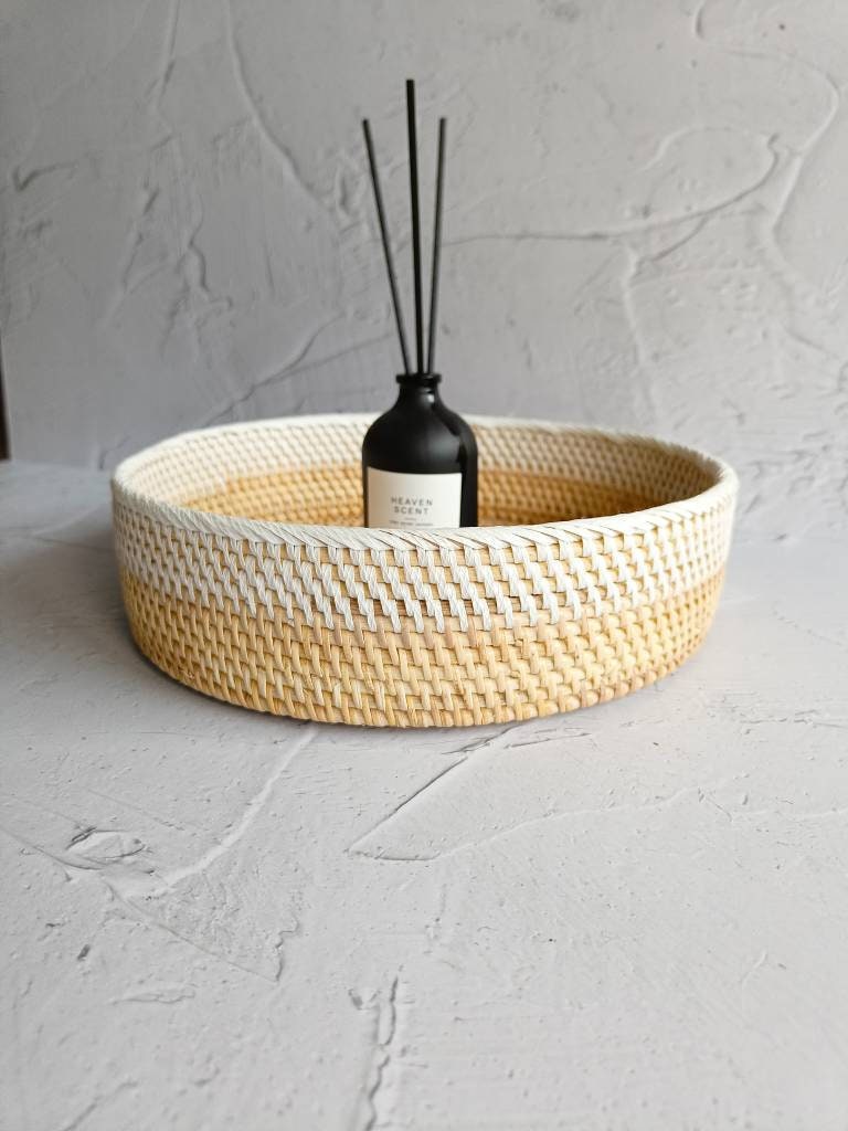 Beige and White Woven Rattan Tray - 25cm & 30cm Decorative Serving Tray for Coffee Table, Boho Home Decor Organizer