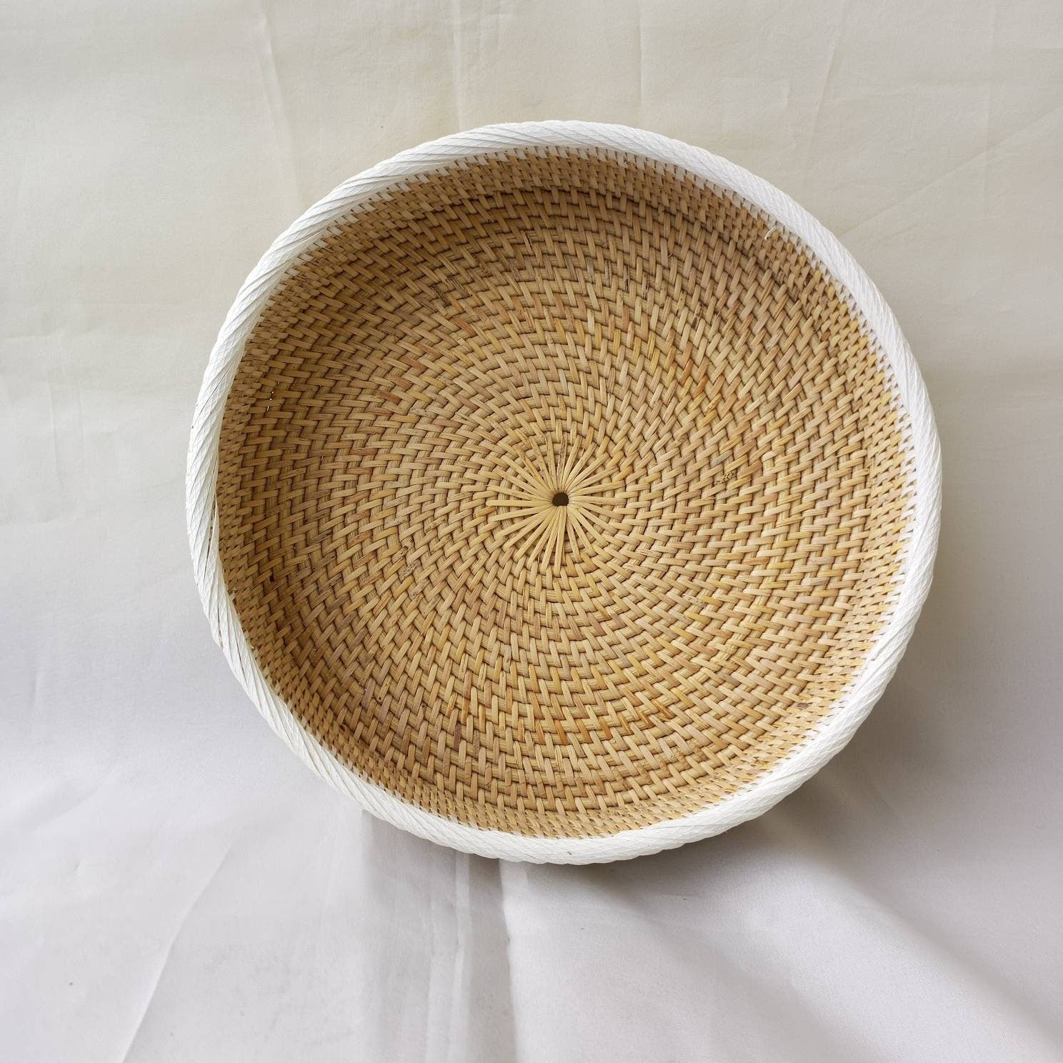 Beige and White Woven Rattan Tray - 25cm & 30cm Decorative Serving Tray for Coffee Table, Boho Home Decor Organizer