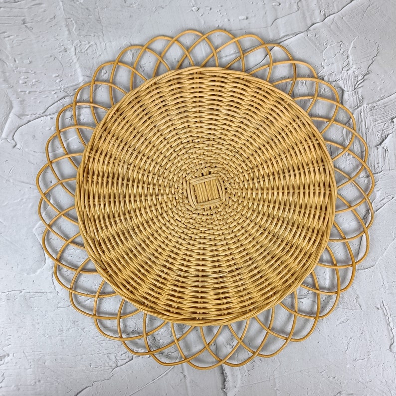 Natural flower-shaped rattan placemat with a handwoven petal border
