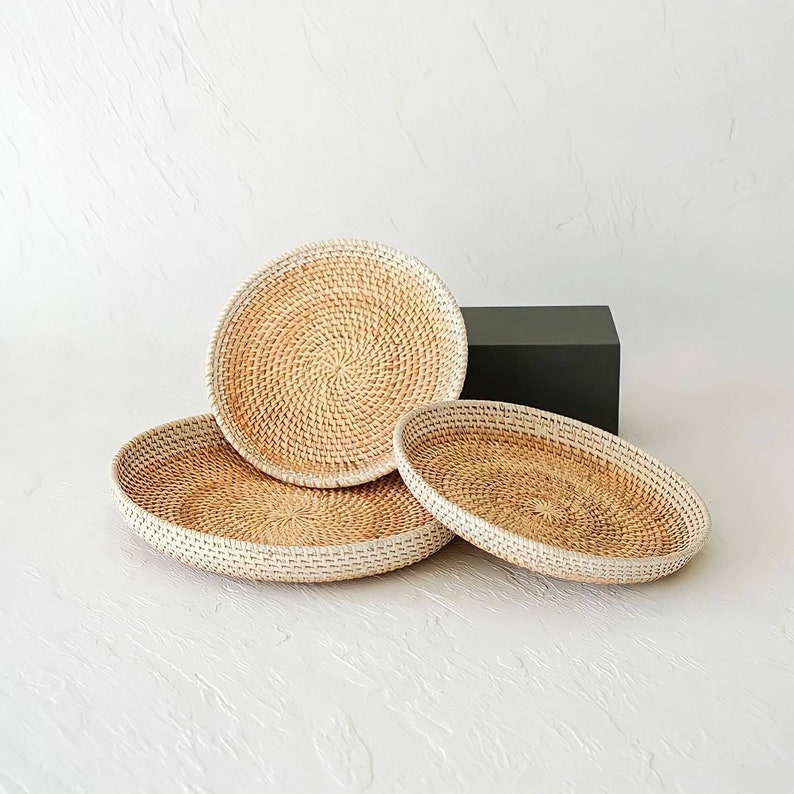 Round two-tone rattan tray with natural base and whitewashed rim